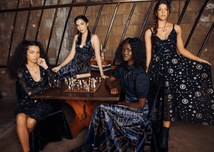 modelos usando colección de blackmilk inspirada en harry potter con vestidos de galaxias y el mapa del merodeador