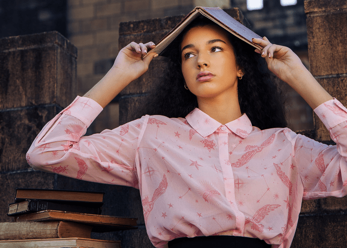 modelo usando blusa rosa con estampado de hedwig