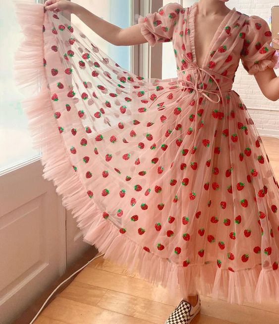 Chica con vestido viral de fresas