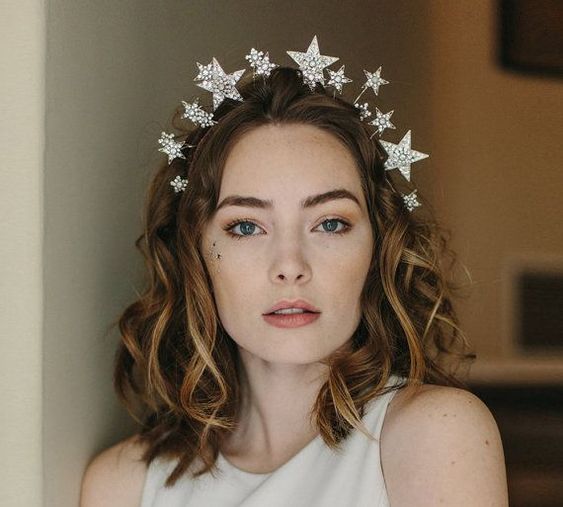 Chica rizada de cabello corto con diadema de estrellas 3D