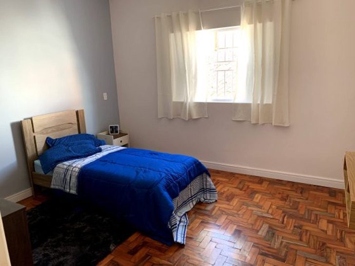 Vecinos renuevan casa de anciano