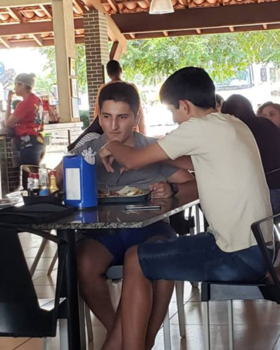Jailsom y Francisco comiendo