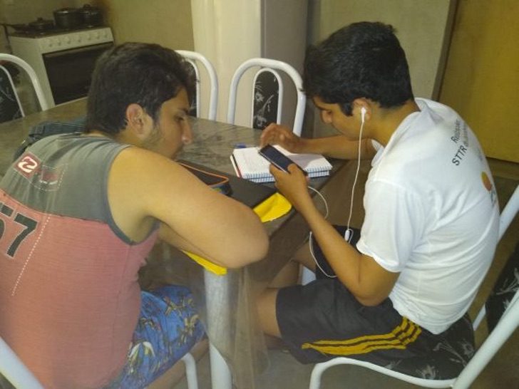 Jailsom y Francisco haciendo la tarea