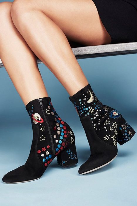 Botines negros con detalles de estrellas y planetas