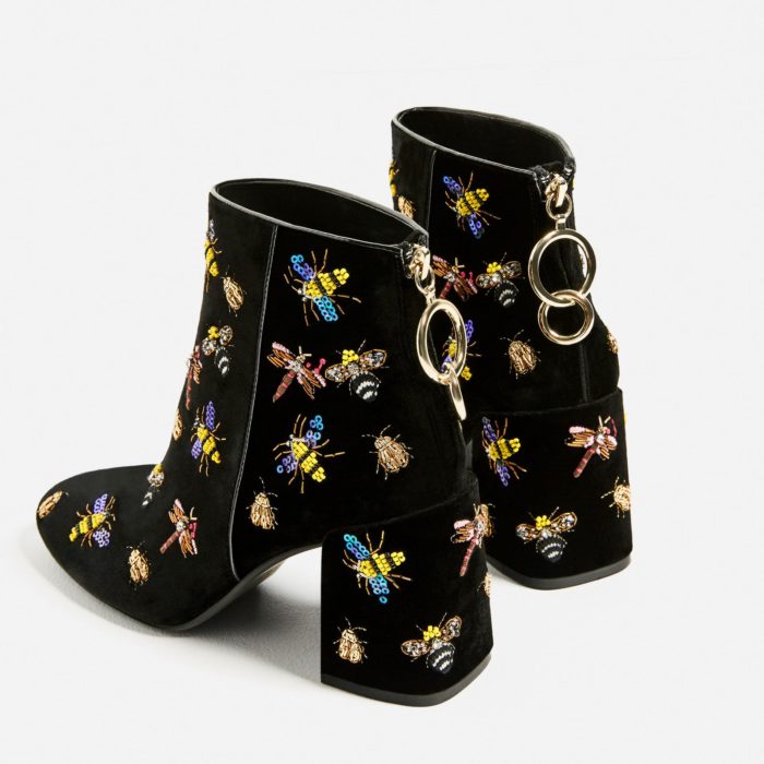 Botines negros con bordados de abejorros
