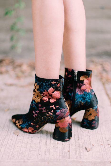 Botines negros con detalles de flores