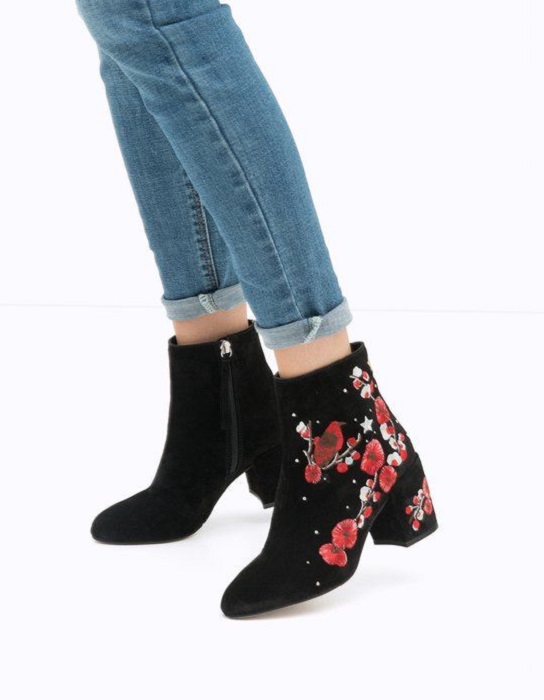 Botines negros con bordados de flores rojas