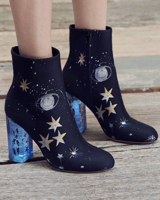 Botines negros con detalles de astros