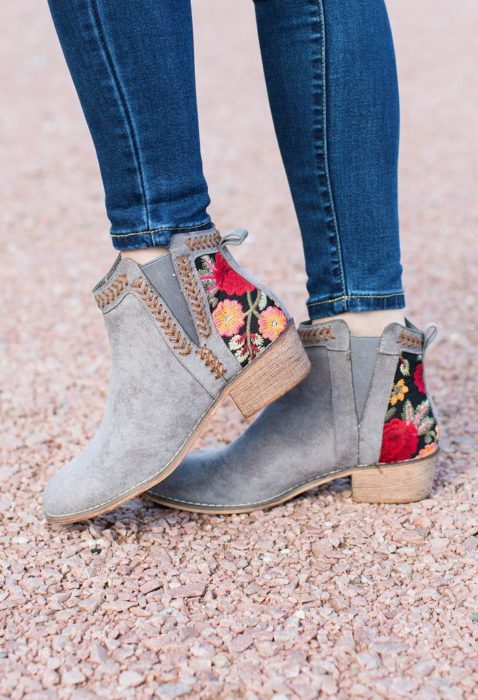 Botines en azul claro con flores en el talón