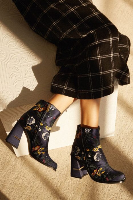 Botines negros con bordados integrales