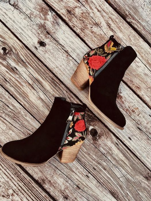 Botines negros con detalles en la parte trasera