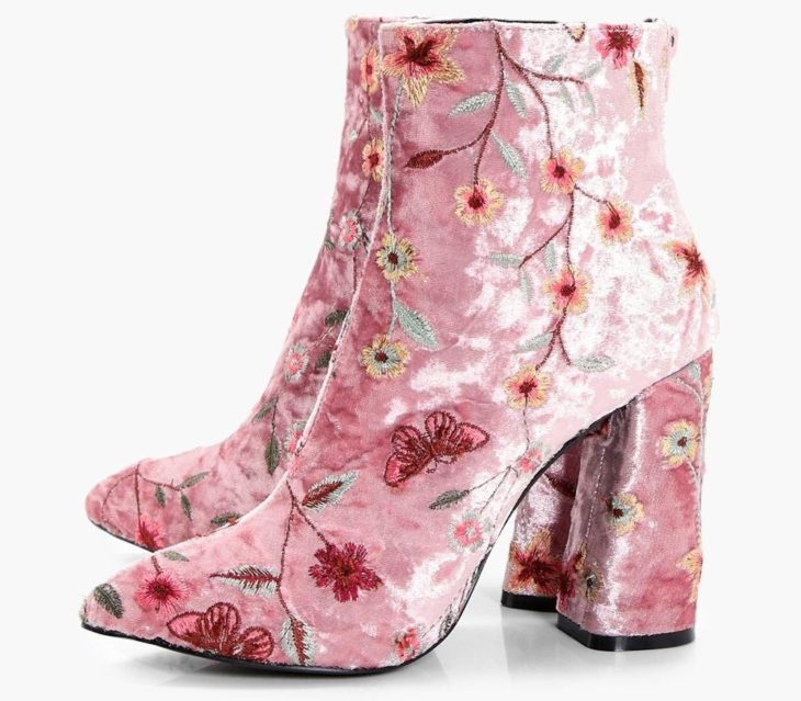 Botines rosa de gamuza con flores