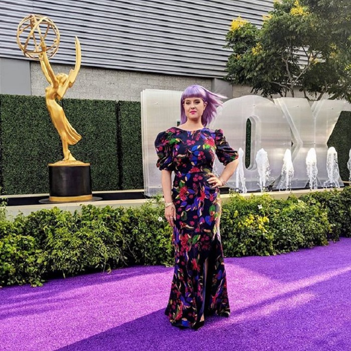 Kelly Osbourne en un vestido largo sobre una alfombra morada