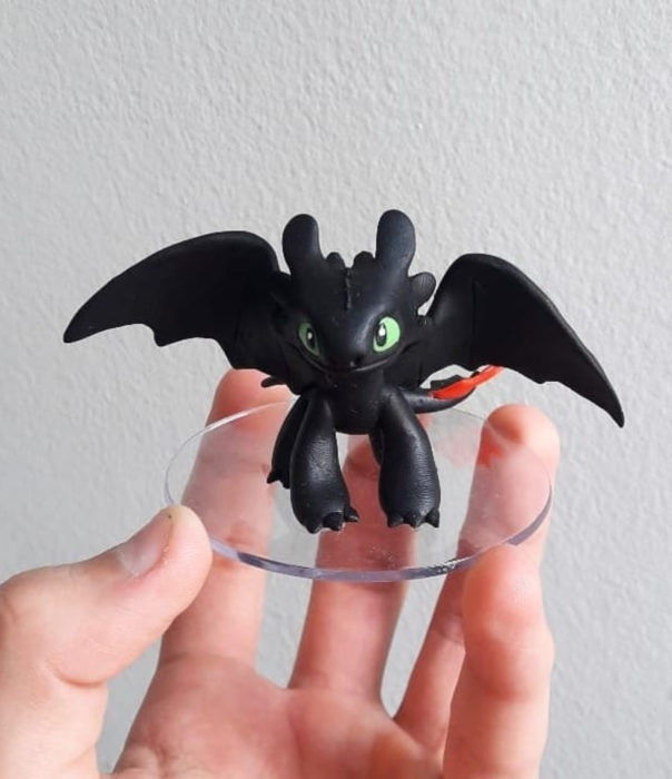 Artista escultor Luki Art crea pequeñas figuras de personajes de caricaturas y películas; Cómo entrenar a tu dragón, Chimuelo