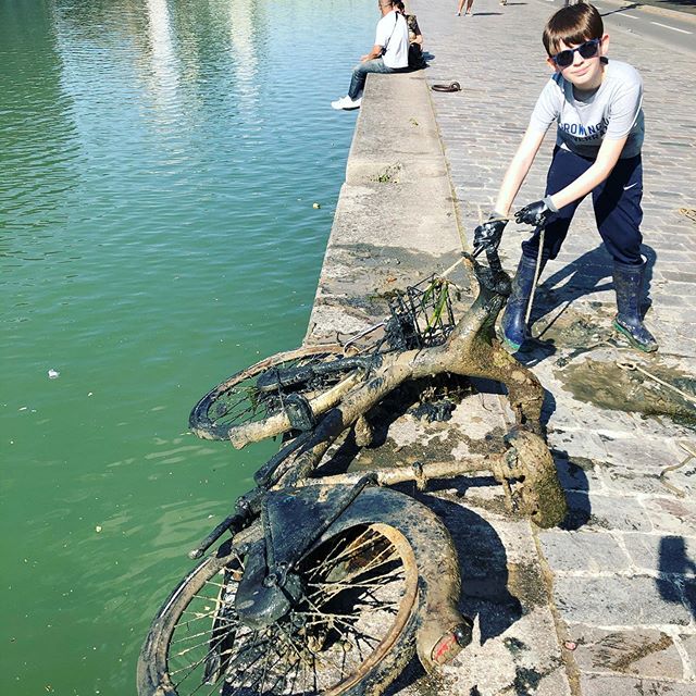 Raphaël sacando bicis del río Sena