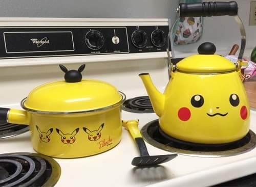 Sartén y tetera en forma de Pikachu