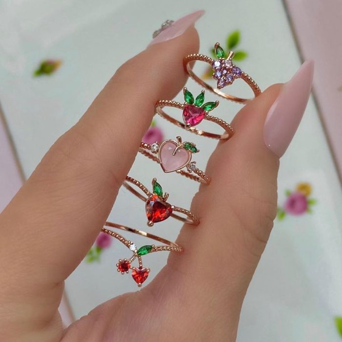 Anillos múltiples en los dedos en color dorado