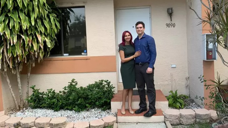 Pakeezah y Steven en la entrada de su nueva casa