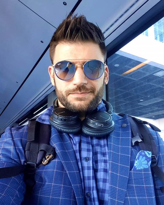 Stanislav Yanevski, Viktor Krum en Harry Potter, tomándose una selfie mostrando su ropa azul