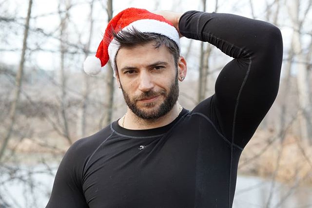 Stanislav Yanevski, Viktor Krum en Harry Potter, usando un gorro navideño