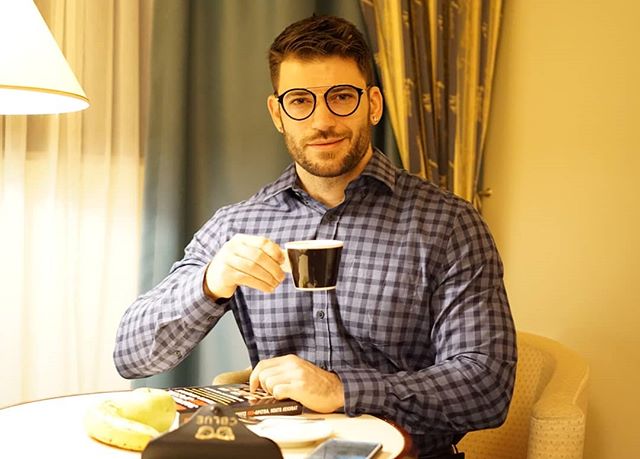 Stanislav Yanevski, Viktor Krum en Harry Potter, disfrutando de una taza de café