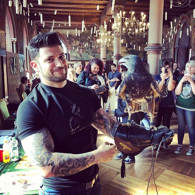 Stanislav Yanevski, Viktor Krum en Harry Potter, sosteniendo una lechuza