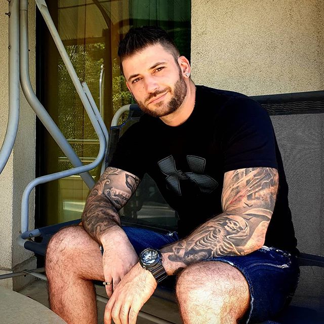 Stanislav Yanevski, Viktor Krum en Harry Potter, sentado en una silla