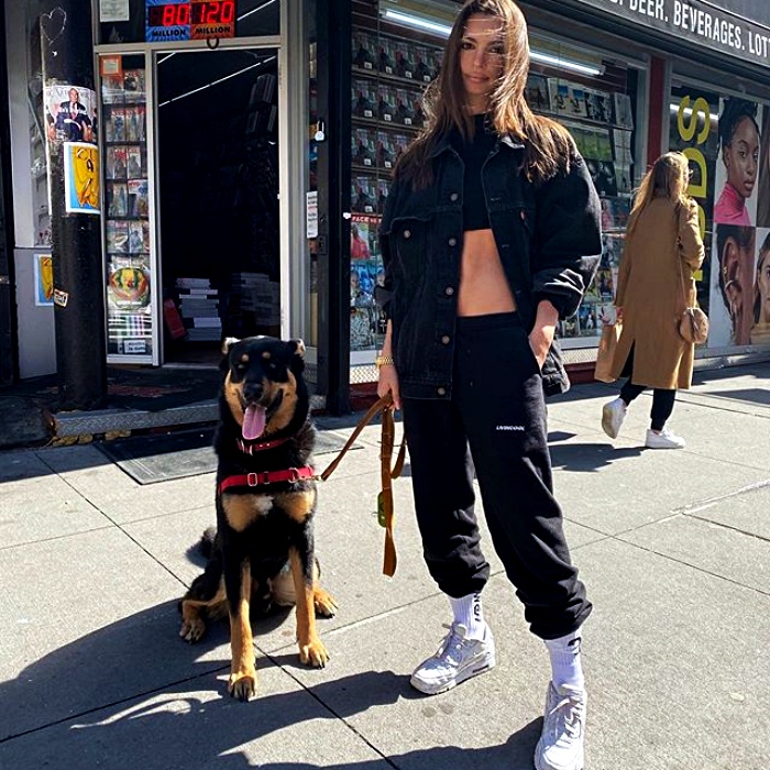 Chica con un cropped top negro y chamarra bomber jacket negra