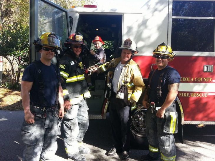Niño celebrando su cumpleaños junto al cuerpo de bomberos 