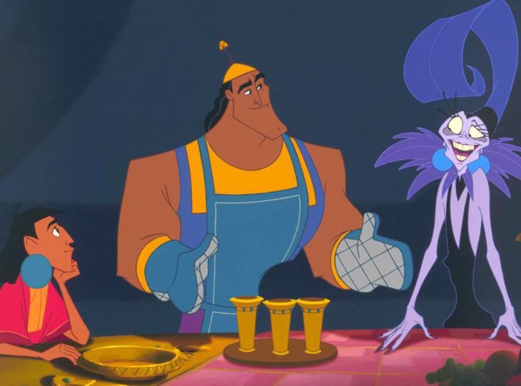 Escena de la película animada Las locuras del emperador con Cuzco, Yzma y Kronk en la mesa