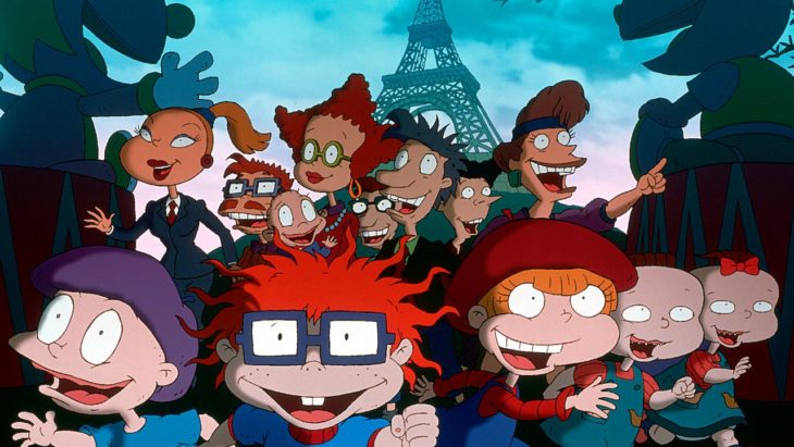 Escena de la película animada Rugrats en París: La película, con todos los personajes corriendo frente a la torre Eiffel