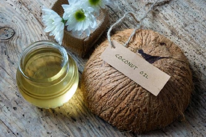 Recipiente con aceite de coco