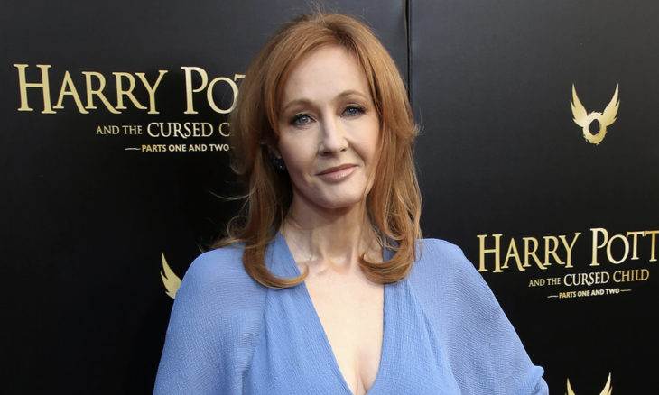 J.K. Rowling posando para una foto durante la presentación de una de las películas 