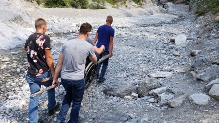 Aaron y sus amigos en la caminata a Grotto Canyon