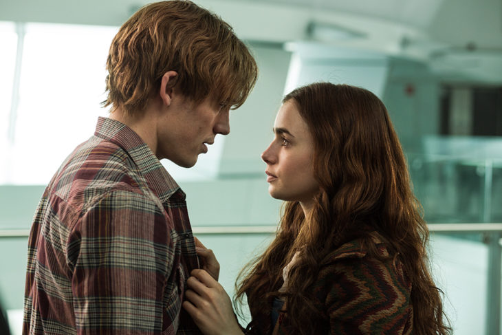 Lily Collins y Sam Claflin mirándose fijamente durante una escena de la película Love Rosie