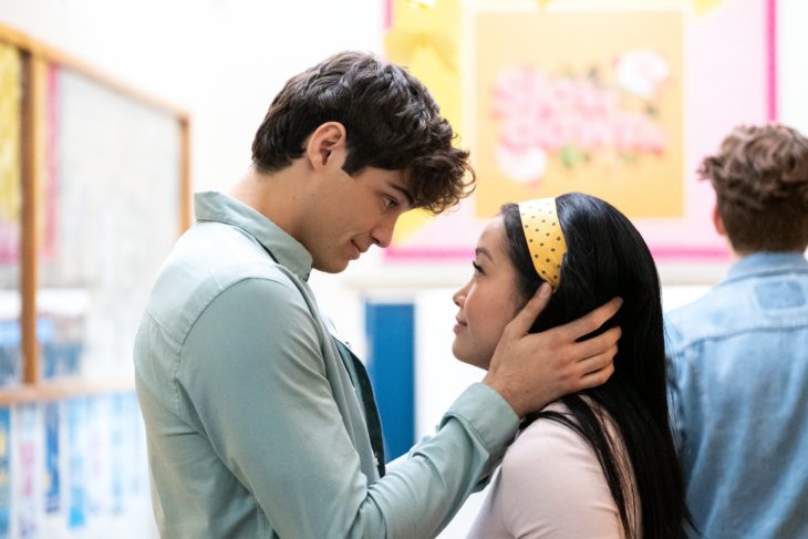 Lana Condor y Noah Centineo mirándose fijamente durante la escena de la película A todos los chicos de los que me enamoré 