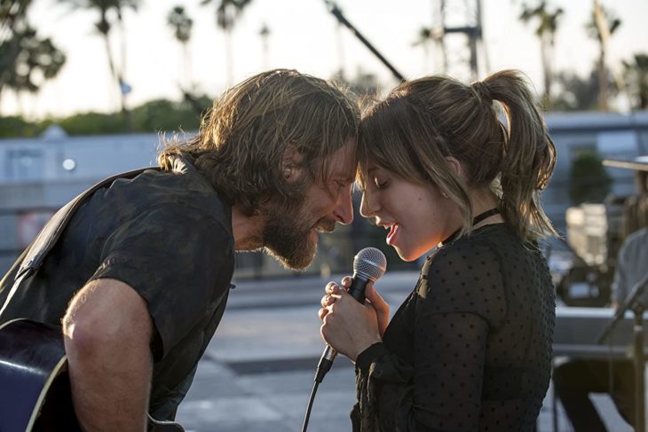 Lady Gaga y Bradley Cooper cantando juntos durante una escena de la película A star is a born