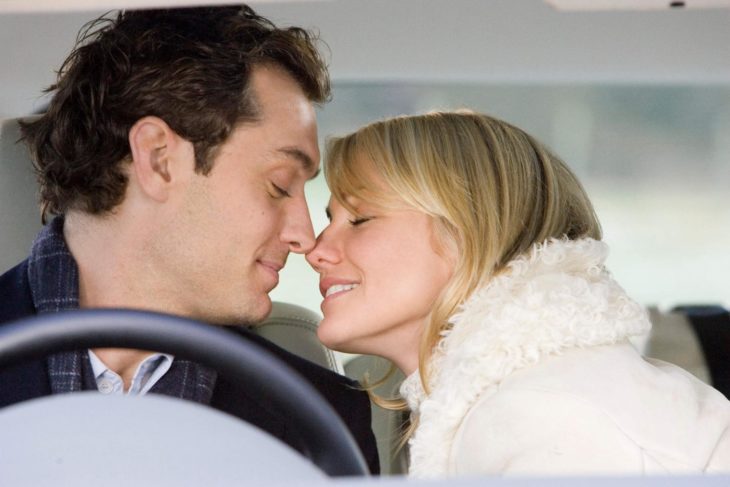 Cameron Diaz y Jude Law besándose durante una escena de la película The Holiday
