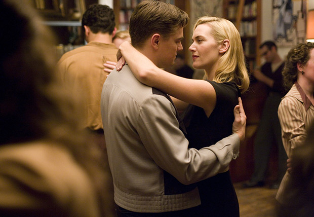 Kate Winslet y Leonardo DiCaprio en la escena de la película Solo un sueño mientras están bailando 