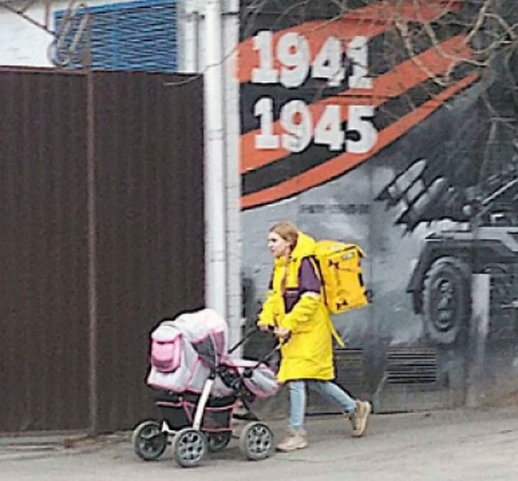 Lada Koroleva repartidora de comida caminando en la calle con su carriola