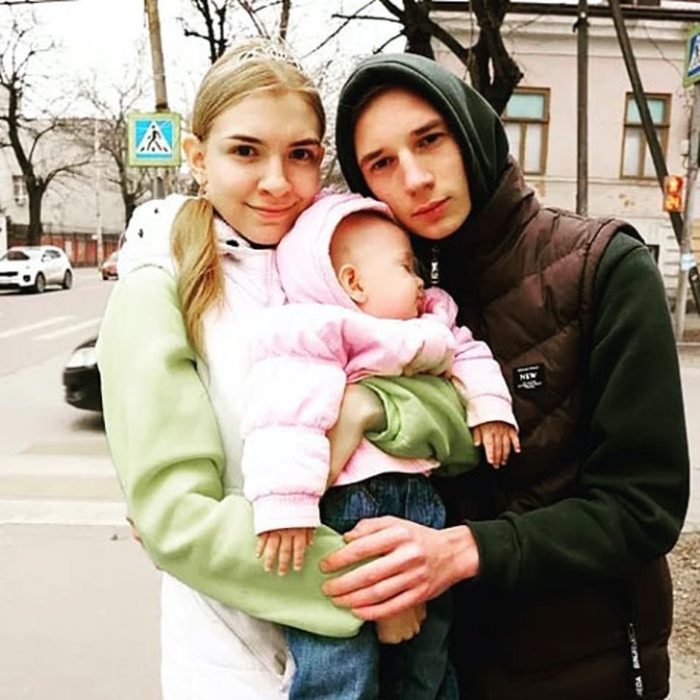 Lada Koroleva con su expareja y su bebé