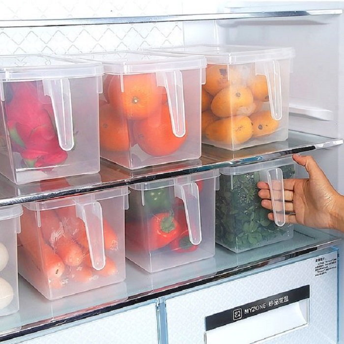 Refrigerador con contenedores de alimentos dentro de la nevera
