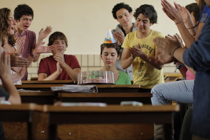 Escena de la película Después de Lucía en la que se muestra a una chica en la escuela festejando su cumpleaños junto a sus compañeros