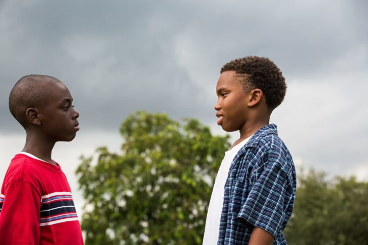 Escena de la película Moonlight en la que se muestra a dos chicos conversando frente a frente