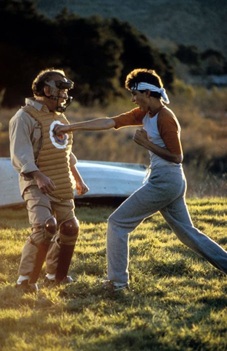 Escena de la película Karate Kid en la que se muestra a un chico aprendiendo artes marciales