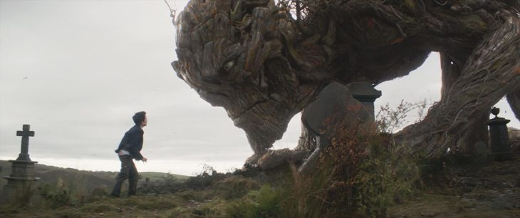 Escena de la película Un monstruo viene a verme en la que se muestra a un monstruo gigante hecho con ramas