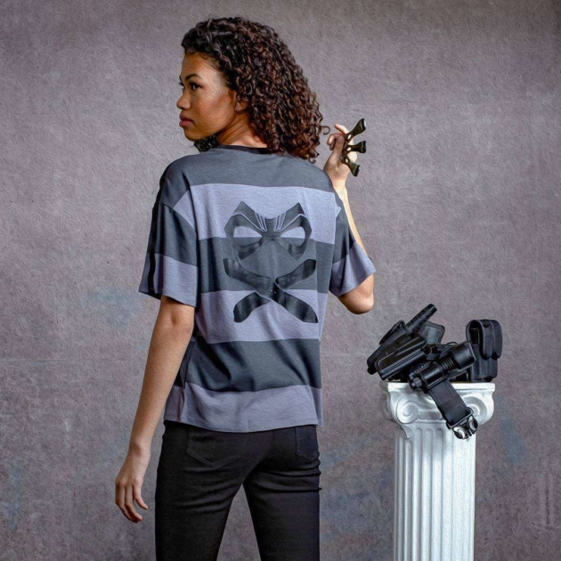 Chica llevando una camisa a rayas inspirada en Diego de la serie The Umbrella Academy