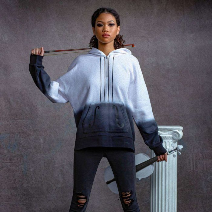 Chica llevando una hoodie en blanco y negro inspirada en Vanya de la serie The Umbrella Academy