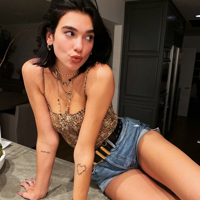 dua lipa con jeans de mezcilla y top estampado
