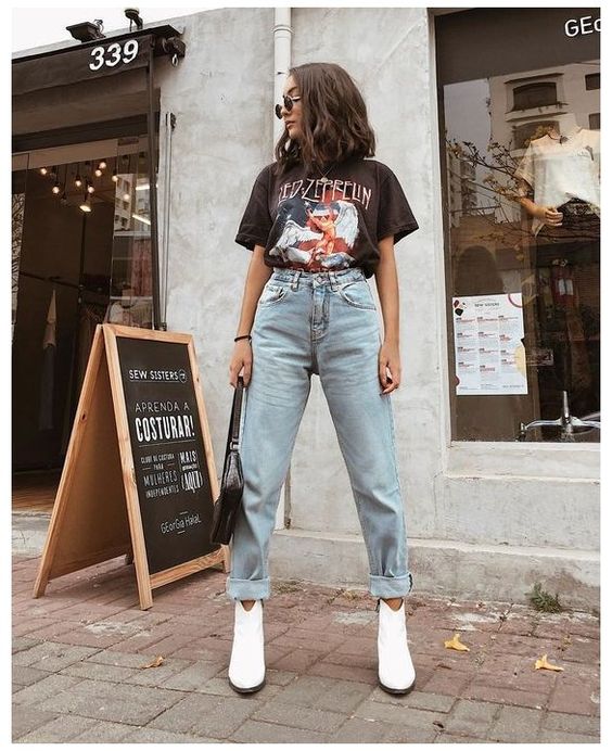 Chica parada en la calle con baggy pants de mezclilla y blusa negra